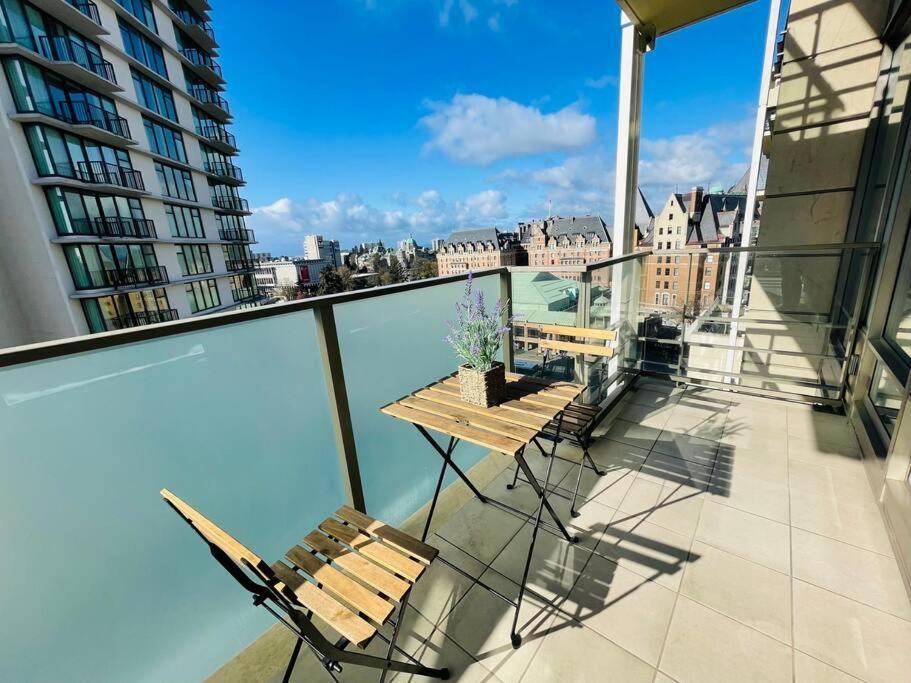 Deluxe 2 Bedroom Suite Downtown Free Parking With Pool And Air Conditioning Victoria Exterior photo